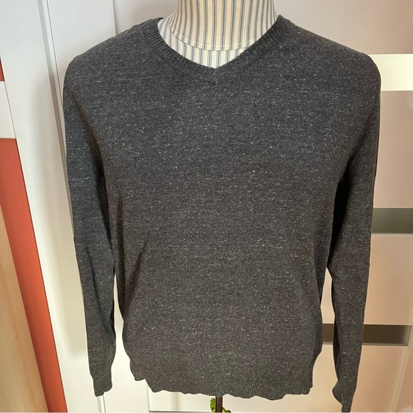 Two gray sweaters - Picture 9 of 11